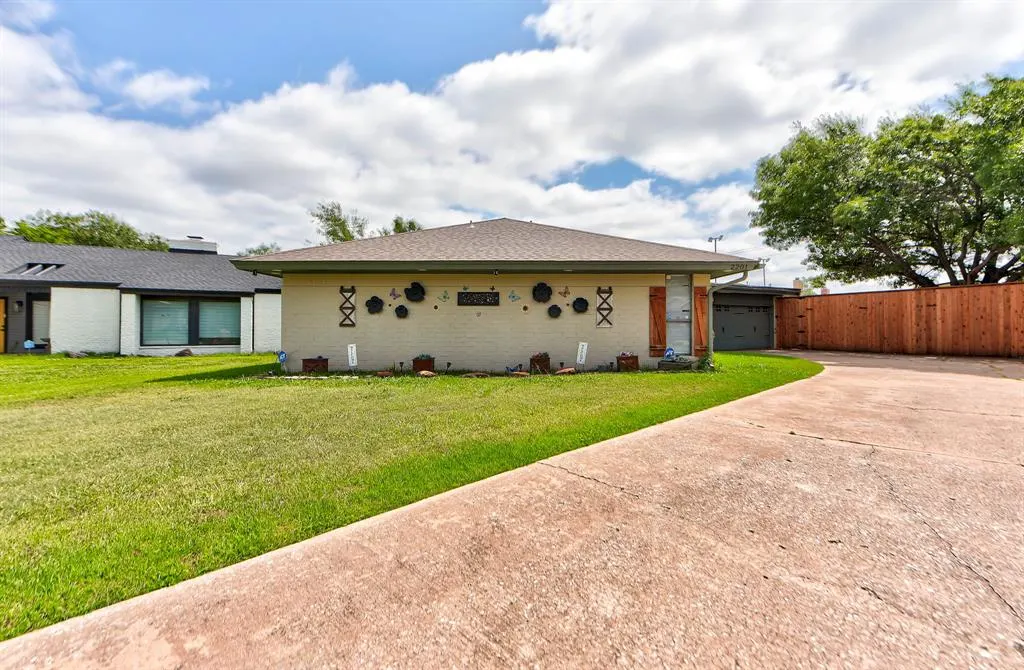 Photo 2 — 2201 NW 118th Terrace, Oklahoma City, OK 73120