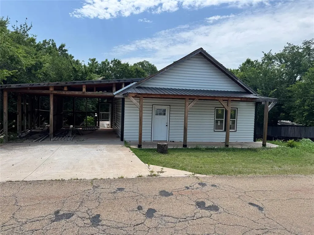 Front exterior — 717 S Iowa Avenue, Chandler, OK 74834
