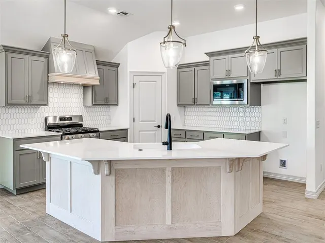 Photo 2 — 7700 Three Woods Lane, Yukon, OK 73099