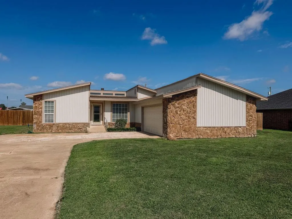 Front exterior — 716 N Vernon Avenue, Hinton, OK 73047