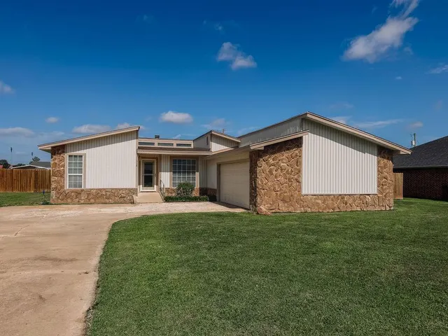 Front exterior — 716 N Vernon Avenue, Hinton, OK 73047