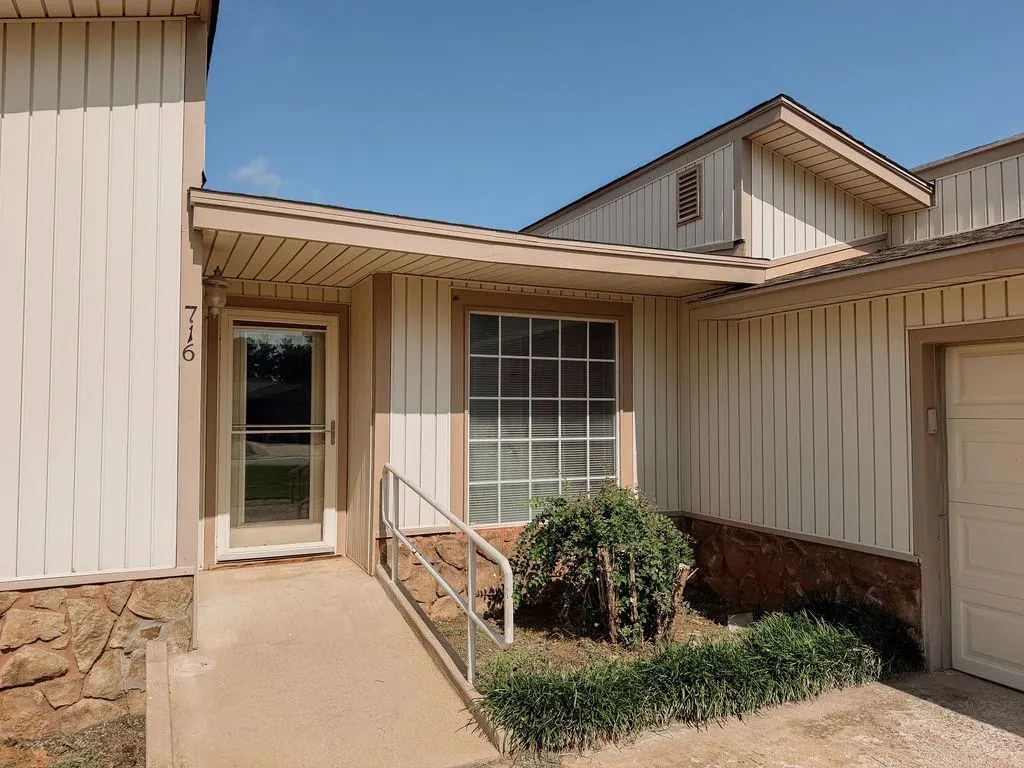 Photo 2 — 716 N Vernon Avenue, Hinton, OK 73047