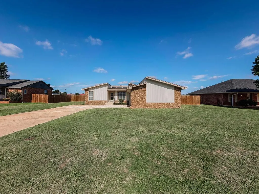 Photo 3 — 716 N Vernon Avenue, Hinton, OK 73047