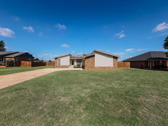 Photo 3 — 716 N Vernon Avenue, Hinton, OK 73047