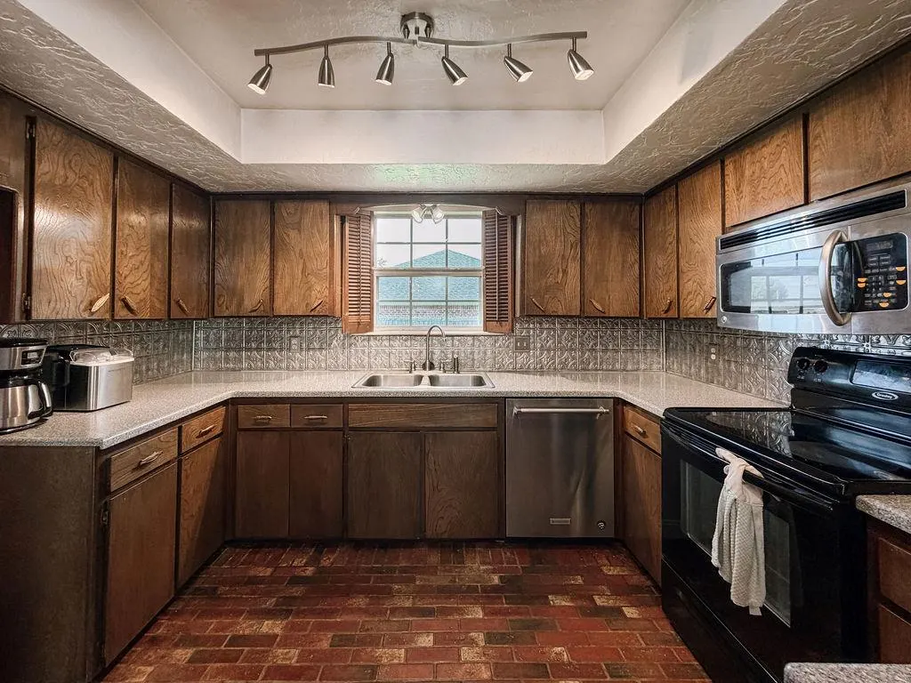 Photo 4 — 716 N Vernon Avenue, Hinton, OK 73047