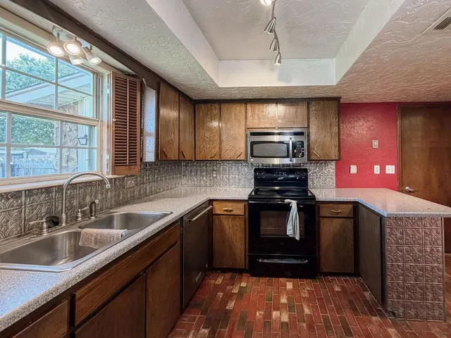 Photo 5 — 716 N Vernon Avenue, Hinton, OK 73047