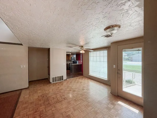 Photo 7 — 716 N Vernon Avenue, Hinton, OK 73047