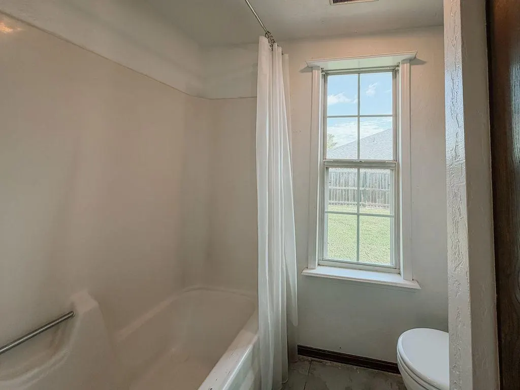 Photo 12 — 716 N Vernon Avenue, Hinton, OK 73047
