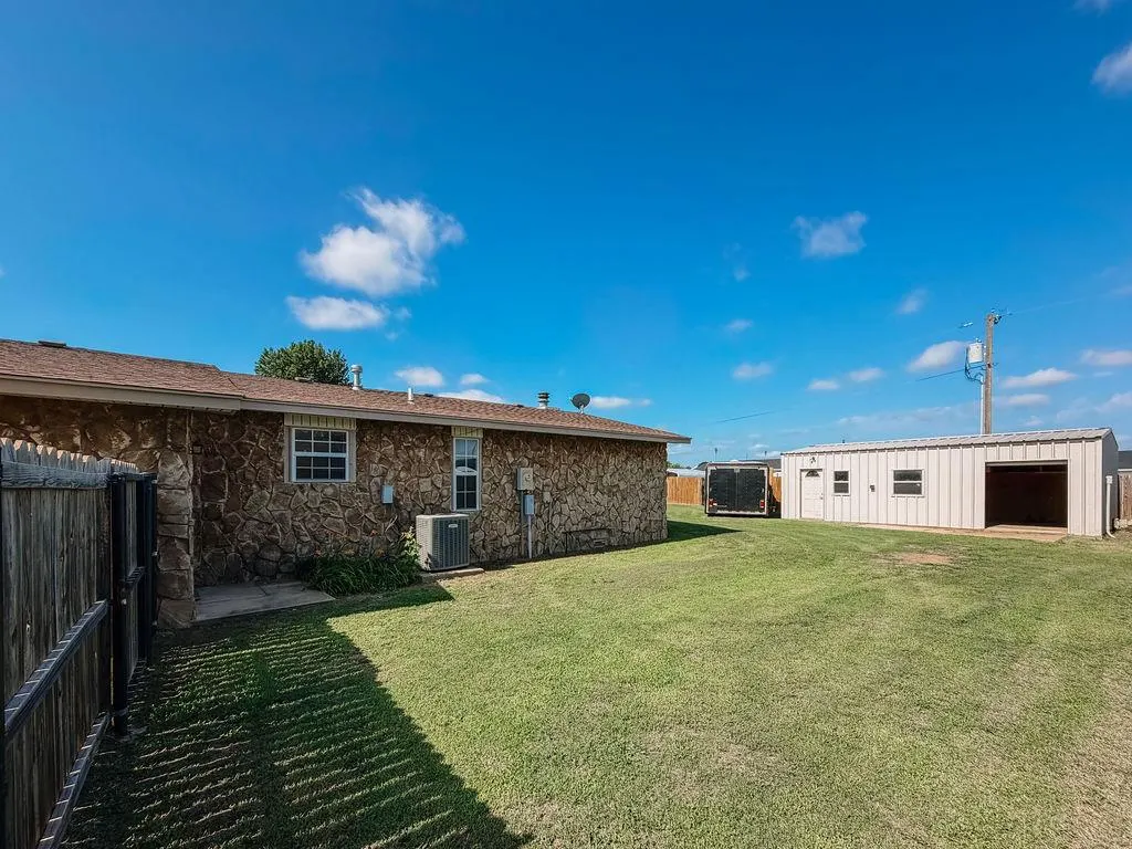 Photo 20 — 716 N Vernon Avenue, Hinton, OK 73047