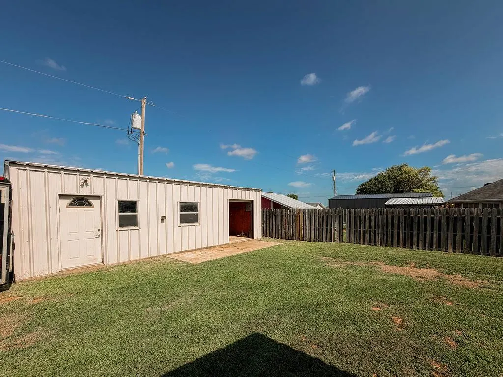 Photo 21 — 716 N Vernon Avenue, Hinton, OK 73047