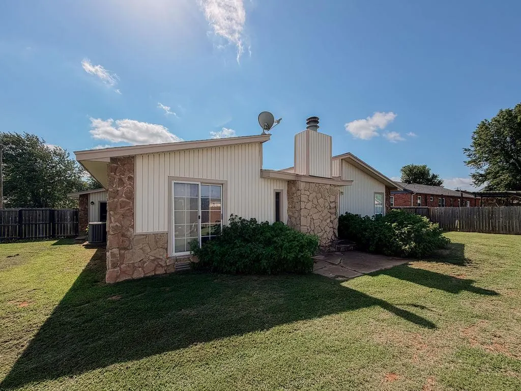 Photo 27 — 716 N Vernon Avenue, Hinton, OK 73047