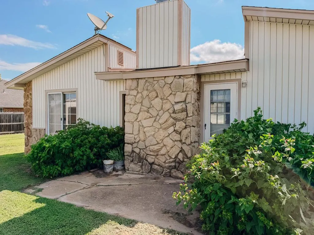 Photo 28 — 716 N Vernon Avenue, Hinton, OK 73047