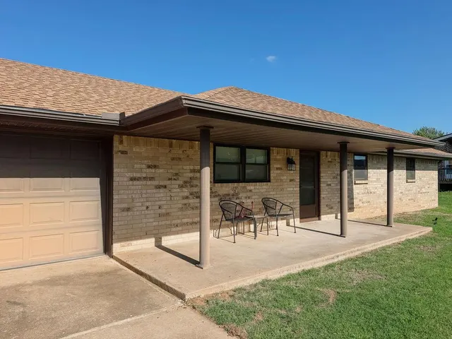 Photo 2 — 703 N Vernon Avenue, Hinton, OK 73047