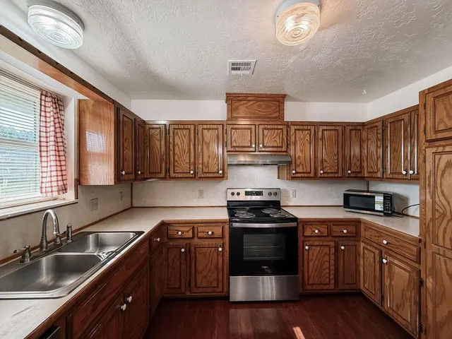 Photo 3 — 703 N Vernon Avenue, Hinton, OK 73047