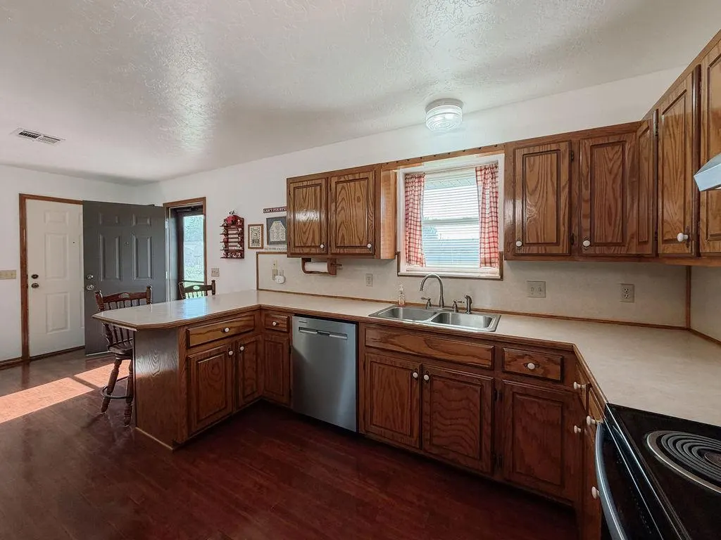 Photo 4 — 703 N Vernon Avenue, Hinton, OK 73047