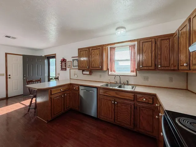 Photo 4 — 703 N Vernon Avenue, Hinton, OK 73047