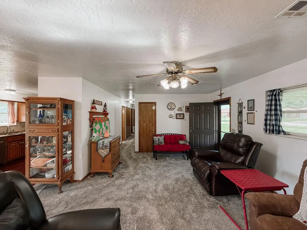 Photo 7 — 703 N Vernon Avenue, Hinton, OK 73047