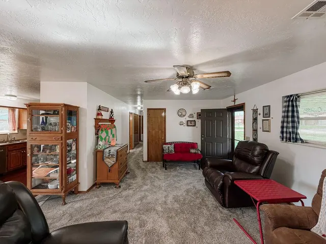 Photo 7 — 703 N Vernon Avenue, Hinton, OK 73047