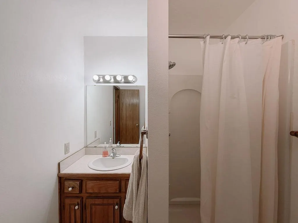 Photo 11 — 703 N Vernon Avenue, Hinton, OK 73047