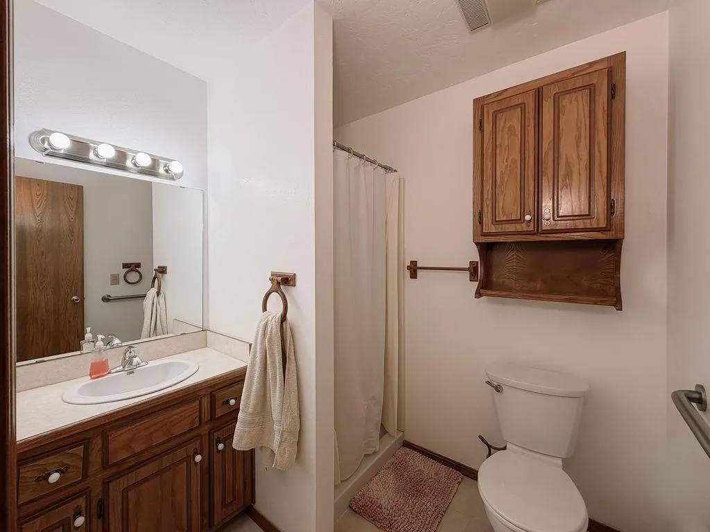 Photo 12 — 703 N Vernon Avenue, Hinton, OK 73047