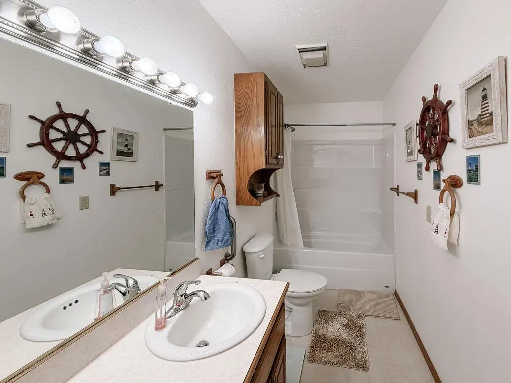 Photo 16 — 703 N Vernon Avenue, Hinton, OK 73047