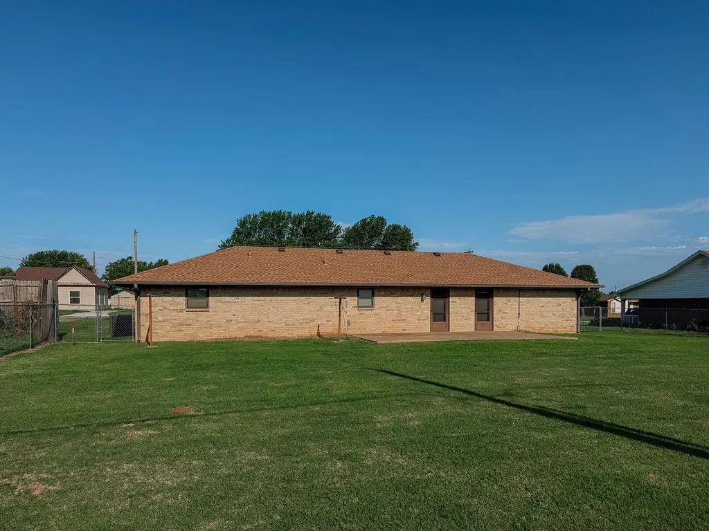 Photo 18 — 703 N Vernon Avenue, Hinton, OK 73047