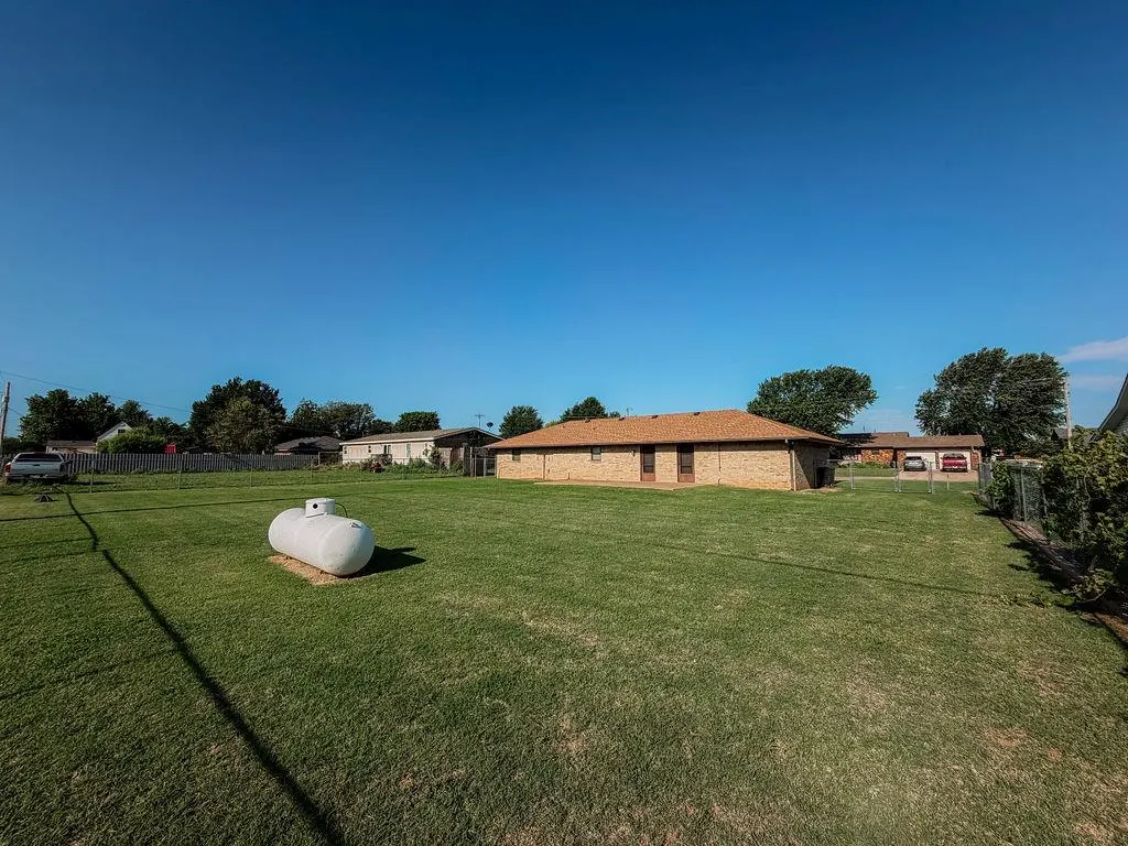 Photo 19 — 703 N Vernon Avenue, Hinton, OK 73047