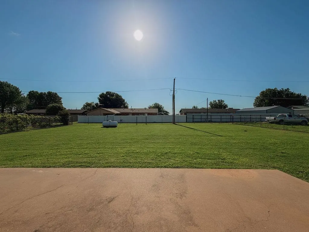 Photo 20 — 703 N Vernon Avenue, Hinton, OK 73047