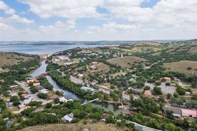 Photo 4 — 129 E Upper Lake Drive, Medicine Park, OK 73557