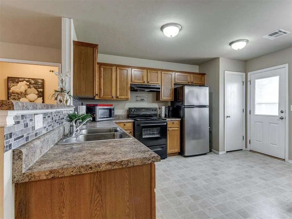 Photo 8 — 531 E Juniper Lane, Mustang, OK 73064