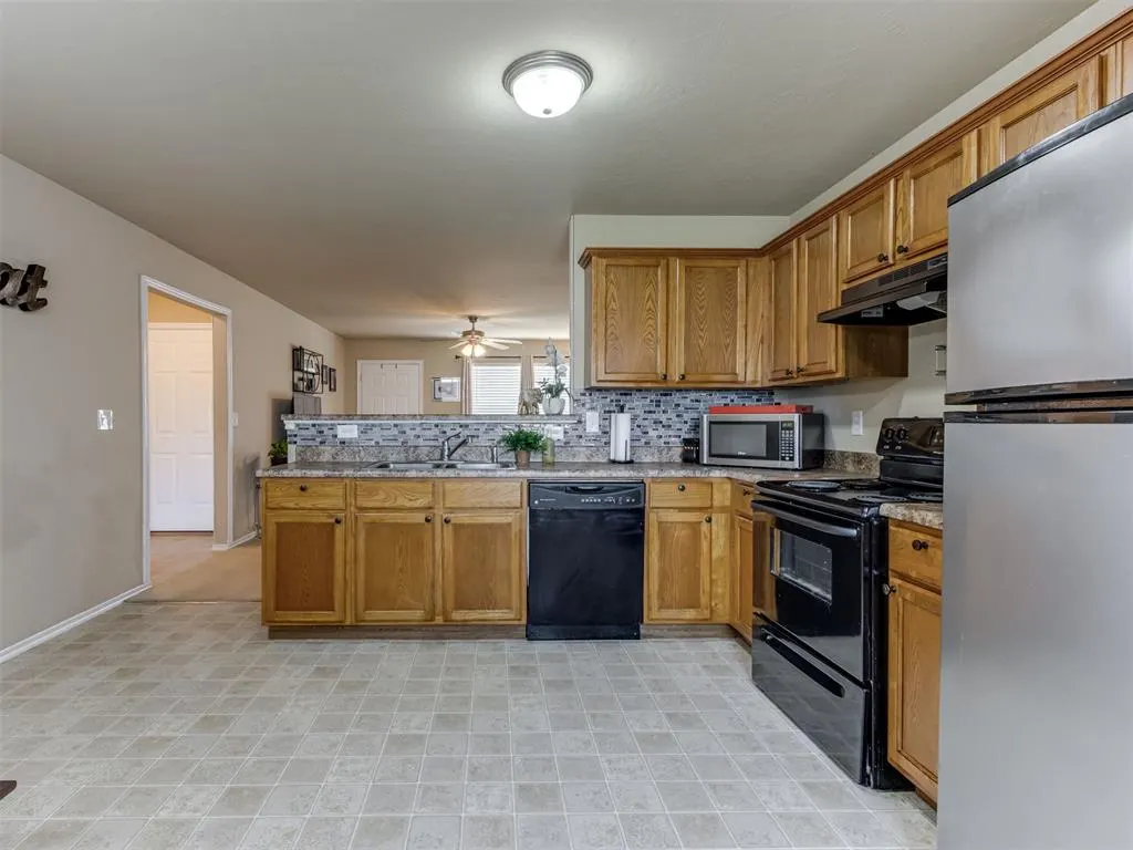 Photo 9 — 531 E Juniper Lane, Mustang, OK 73064