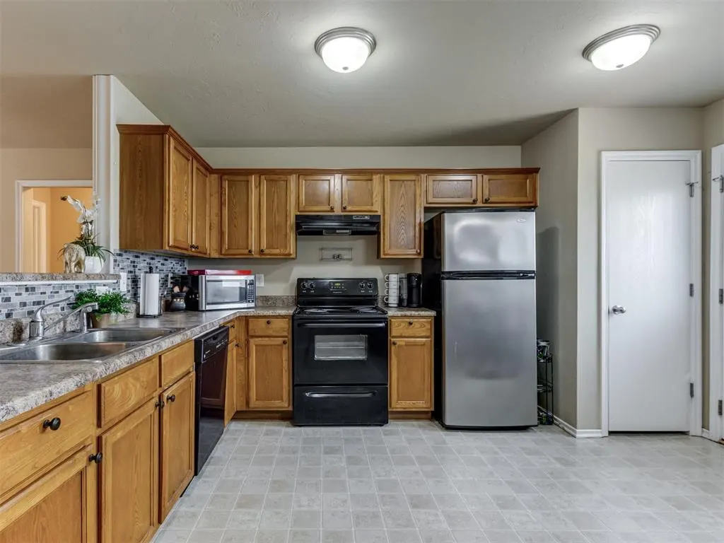 Photo 11 — 531 E Juniper Lane, Mustang, OK 73064