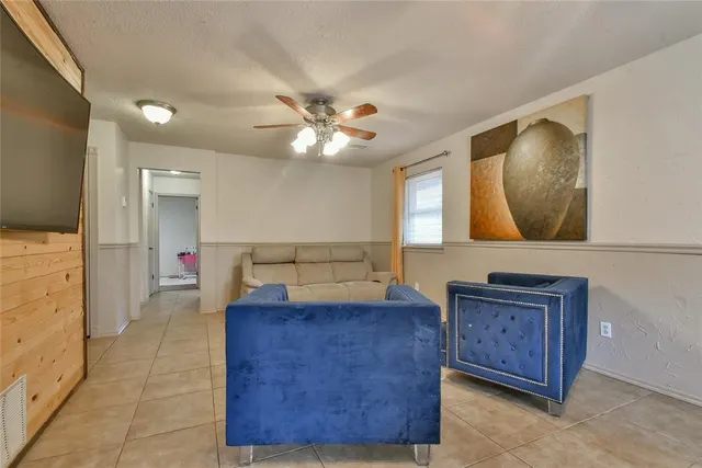 Photo 4 — 1012 NW 7th Place, Moore, OK 73160