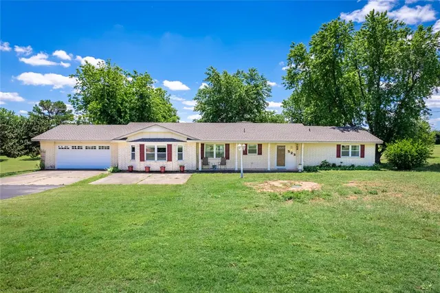 Photo 6 — 523 W Country Club Road, Chickasha, OK 73018
