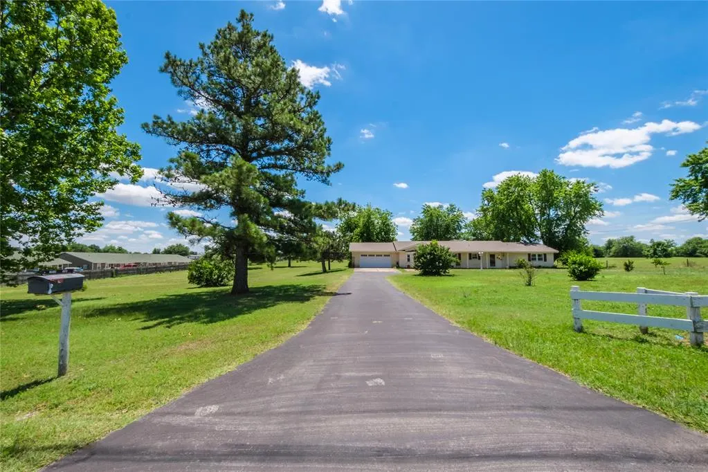 Front exterior — 523 W Country Club Road, Chickasha, OK 73018
