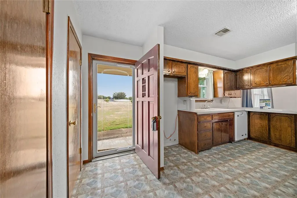 Photo 17 — 523 W Country Club Road, Chickasha, OK 73018