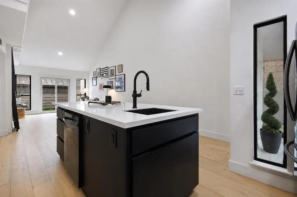 Photo 5 — 931 NW 7th Street 206, Oklahoma City, OK 73106