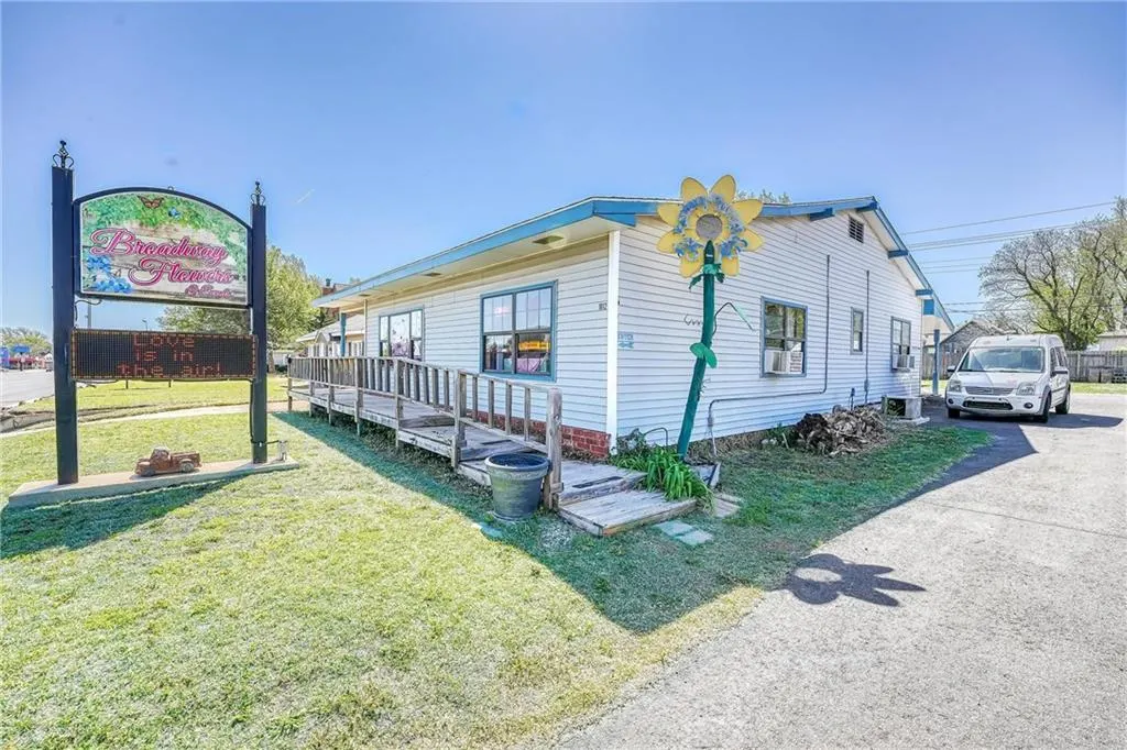 Front exterior — 1012 W 3rd Street, Elk City, OK 73644