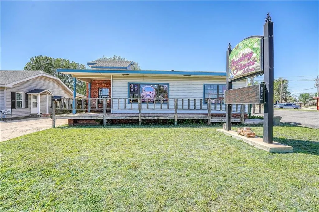 Photo 2 — 1012 W 3rd Street, Elk City, OK 73644