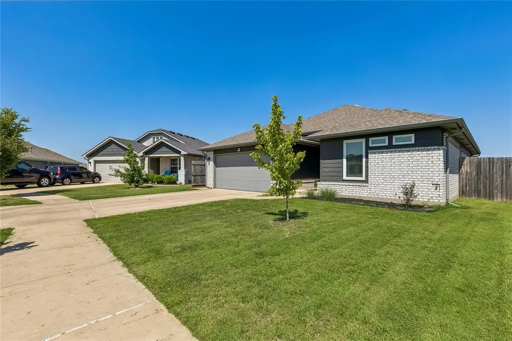 Photo 3 — 3440 Pagoda Pead Drive, Yukon, OK 73099