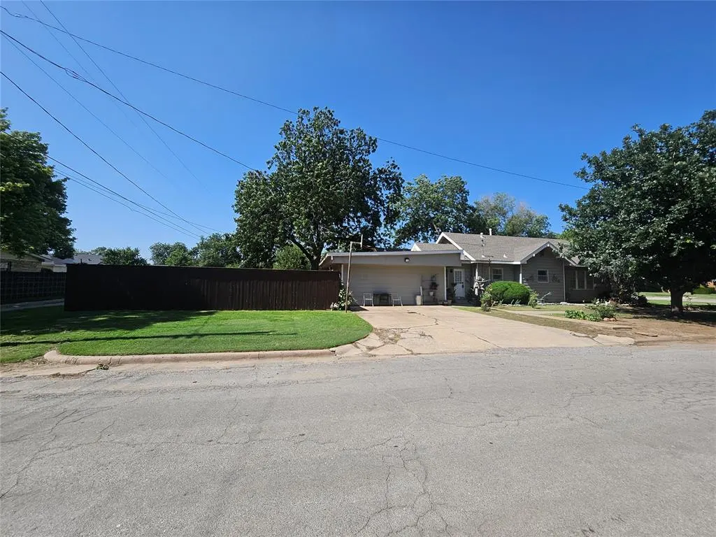 Photo 6 — 401 N BROADWAY Street, Hobart, OK 73651