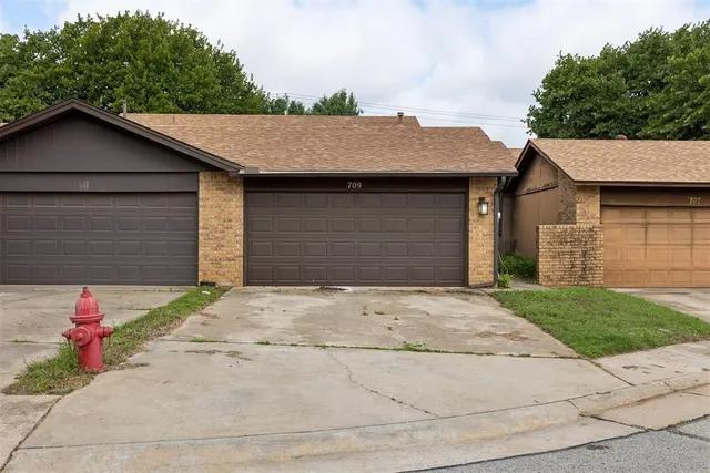 Front exterior — 709 Stonecroft Circle, Edmond, OK 73034