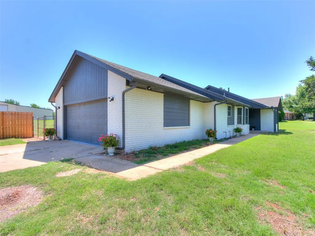 Photo 3 — 10820 Blue Fox Drive, Edmond, OK 73025