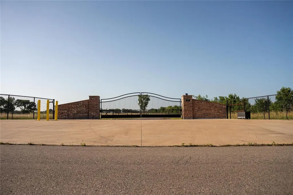 Photo 11 — 589 E Three Mile Road, Durant, OK 74701