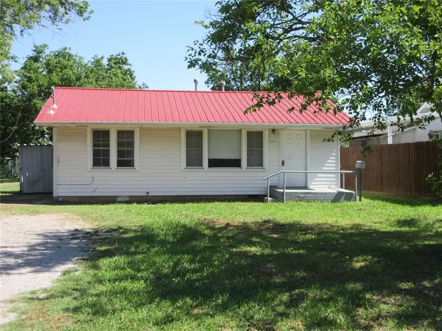 Front exterior — 301 E Tennyson Avenue, Tecumseh, OK 74873