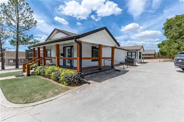Photo 2 — 1808 W Broadway Avenue, Sulphur, OK 73086