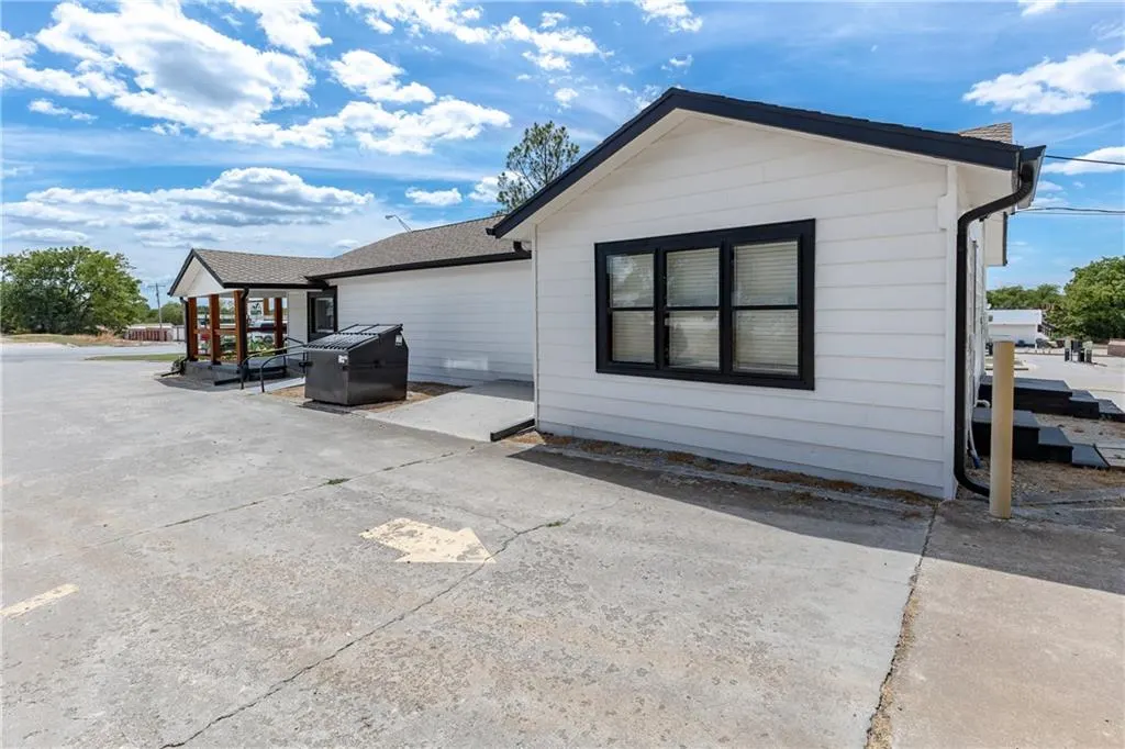 Photo 3 — 1808 W Broadway Avenue, Sulphur, OK 73086