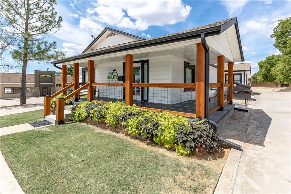 Photo 4 — 1808 W Broadway Avenue, Sulphur, OK 73086