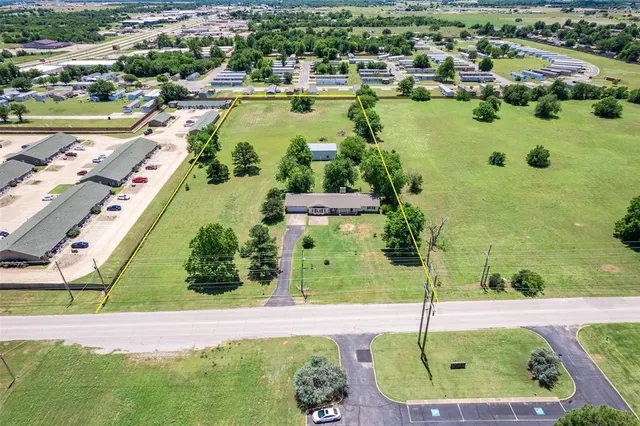 Photo 2 — 523 W Country Club Road, Chickasha, OK 73018