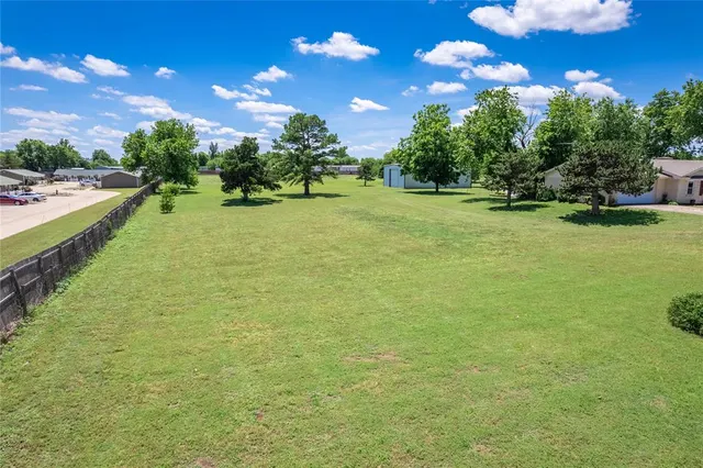 Photo 7 — 523 W Country Club Road, Chickasha, OK 73018